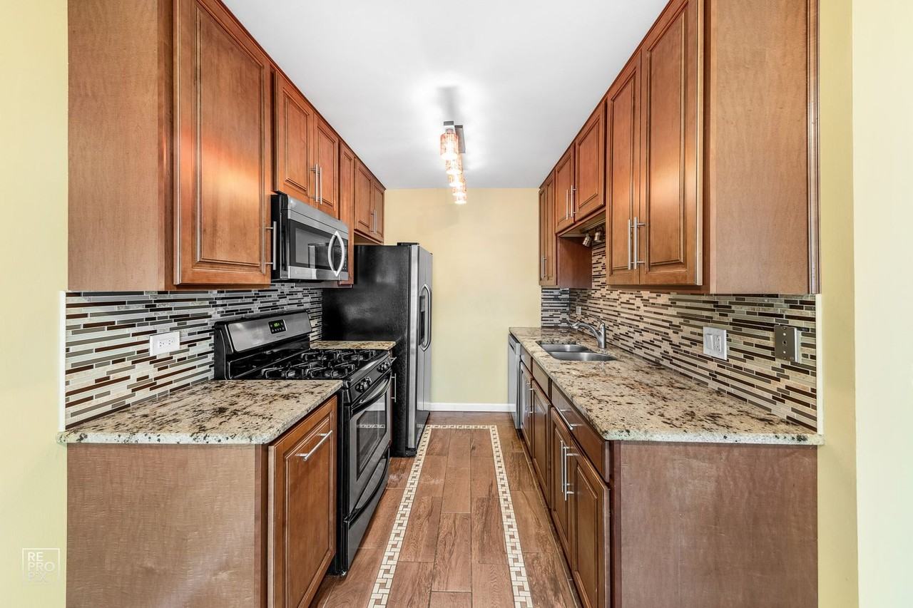 636 Forum Drive - Photo 6 of 10