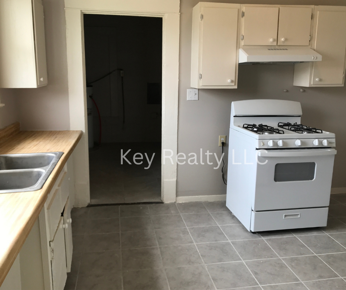 2402 Lee Street - Photo 2 of 7