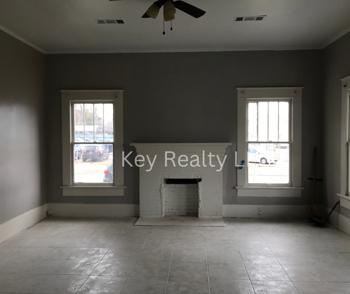 2402 Lee Street - Photo 5 of 7