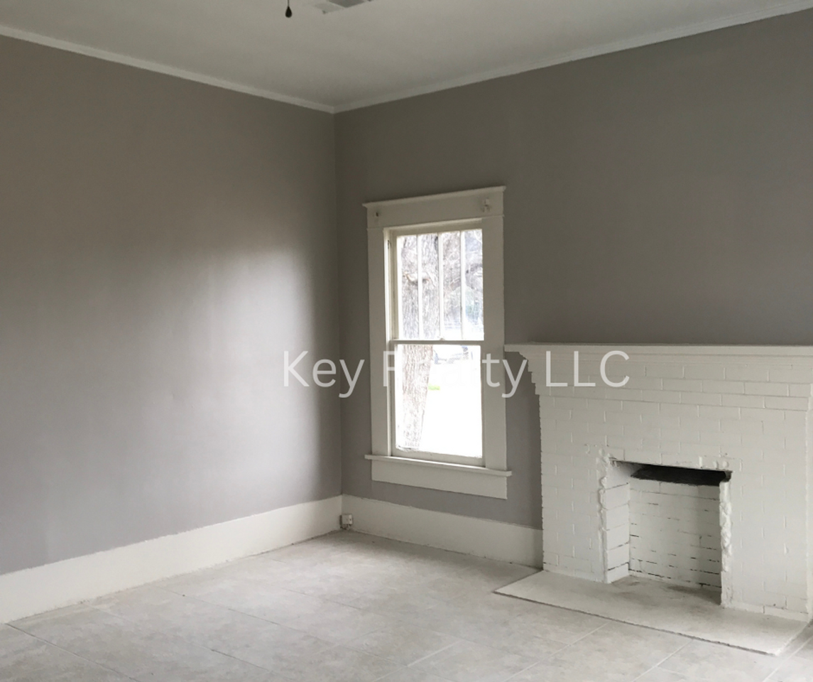2402 Lee Street - Photo 6 of 7