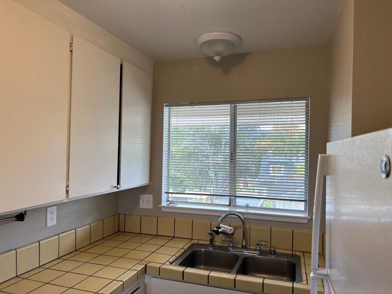 551 Watson St - Photo 3 of 21