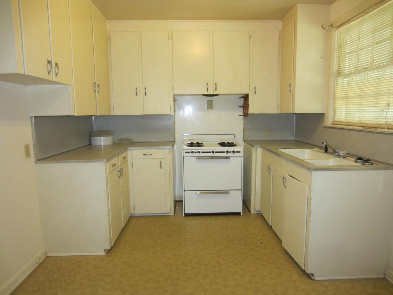 302 E College St - Photo 2 of 5