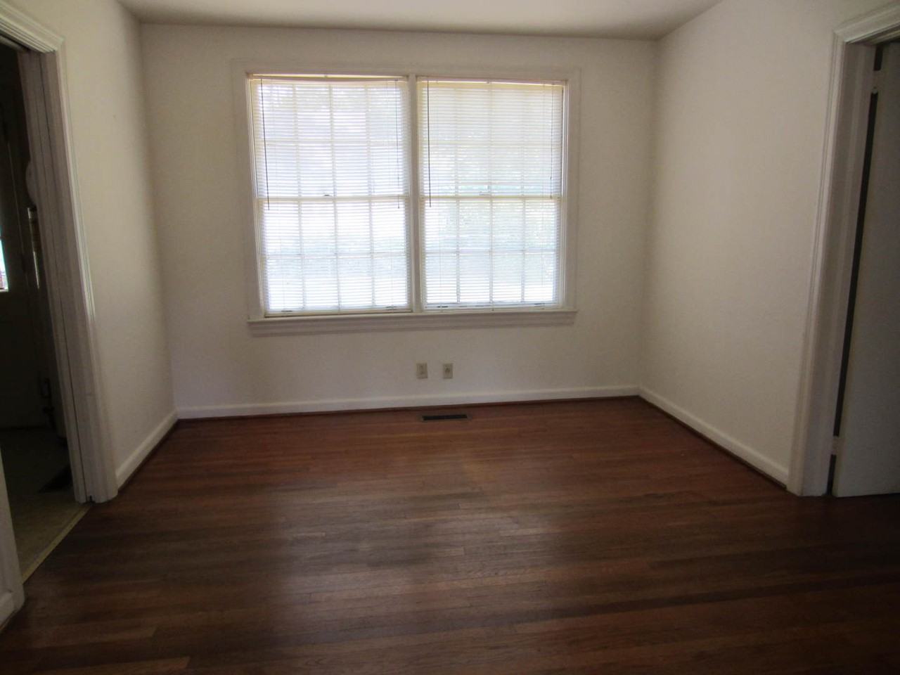 302 E College St - Photo 3 of 5