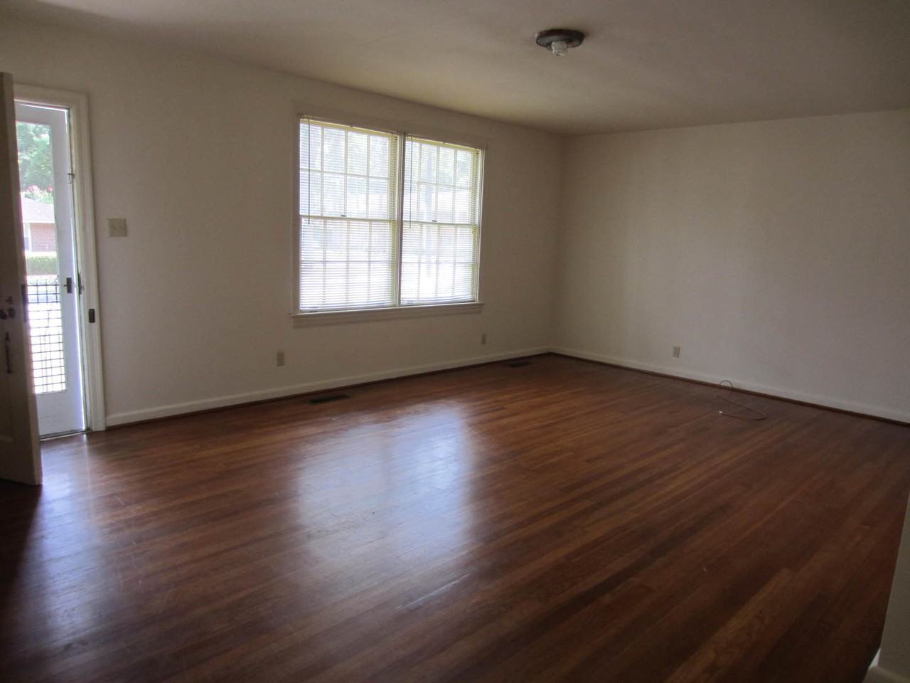 302 E College St - Photo 4 of 5