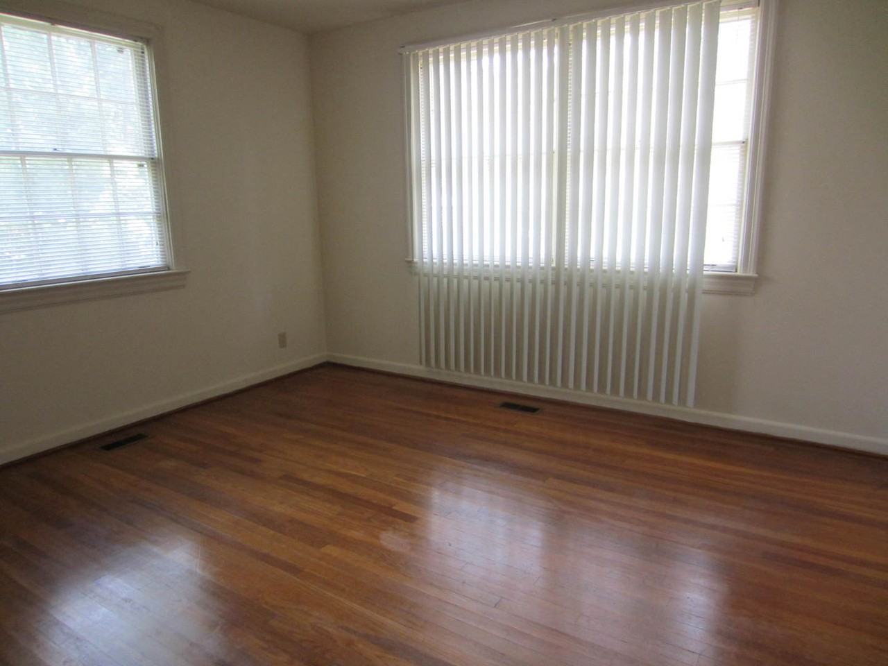 302 E College St - Photo 5 of 5