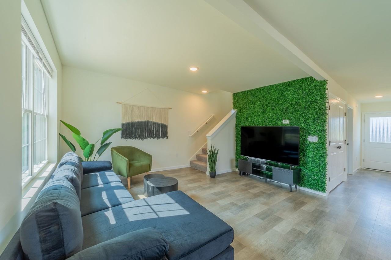 674 N Bedford St - Photo 3 of 23