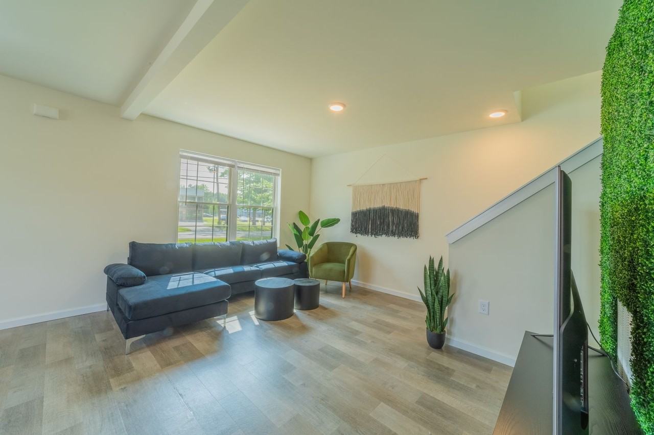 674 N Bedford St - Photo 4 of 23