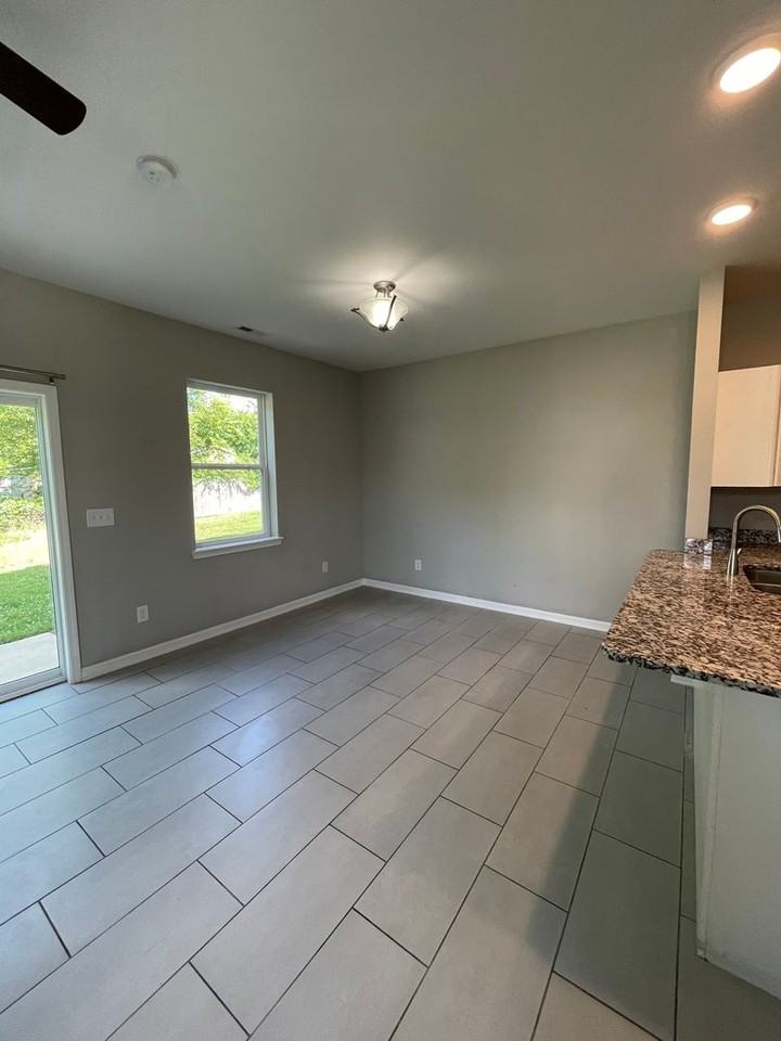386 Armstrong St #A - Photo 7 of 18