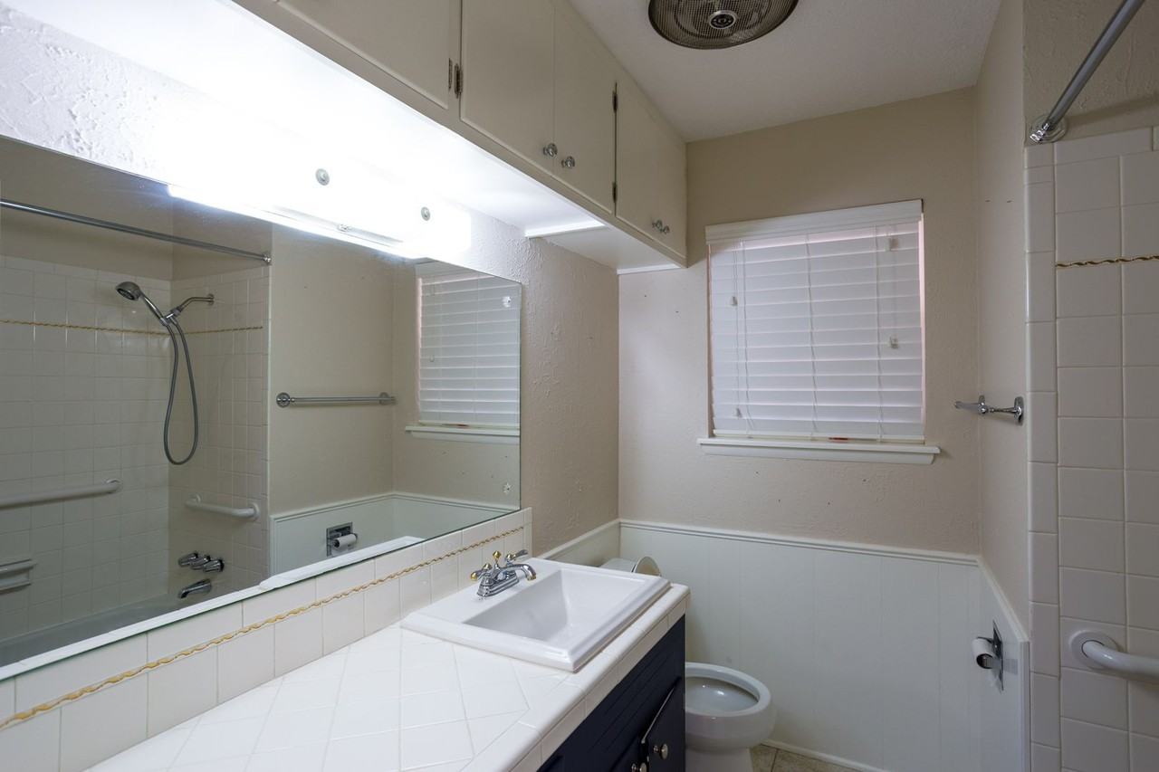 8104 Nw 27th St - Photo 6 of 17