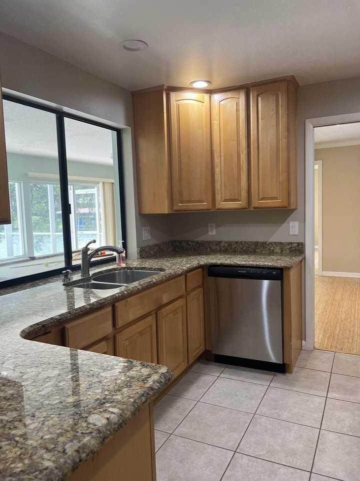 27 Classic Ct S - Photo 3 of 35