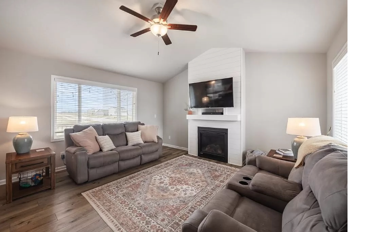 1090 Locust St - Photo 3 of 12