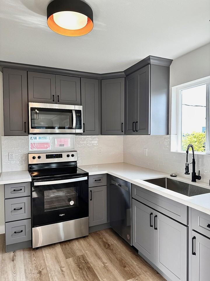 9746 Phinney Ave N #1 - Photo 4 of 36