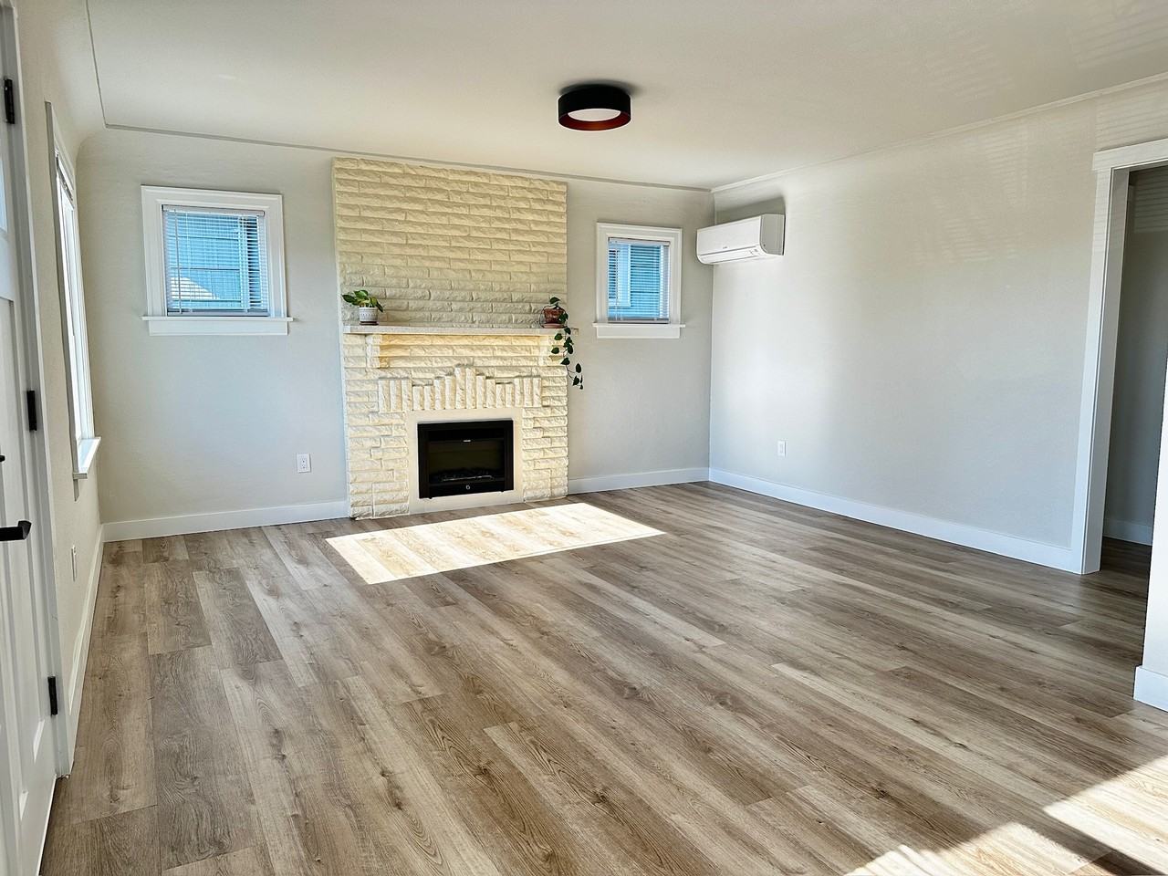 9746 Phinney Ave N #1 - Photo 6 of 36
