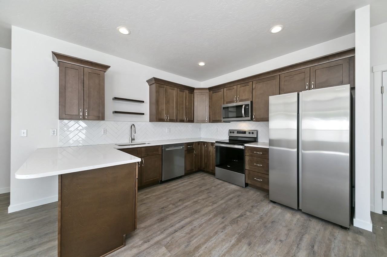 1326 N Meridian Rd - Photo 3 of 32