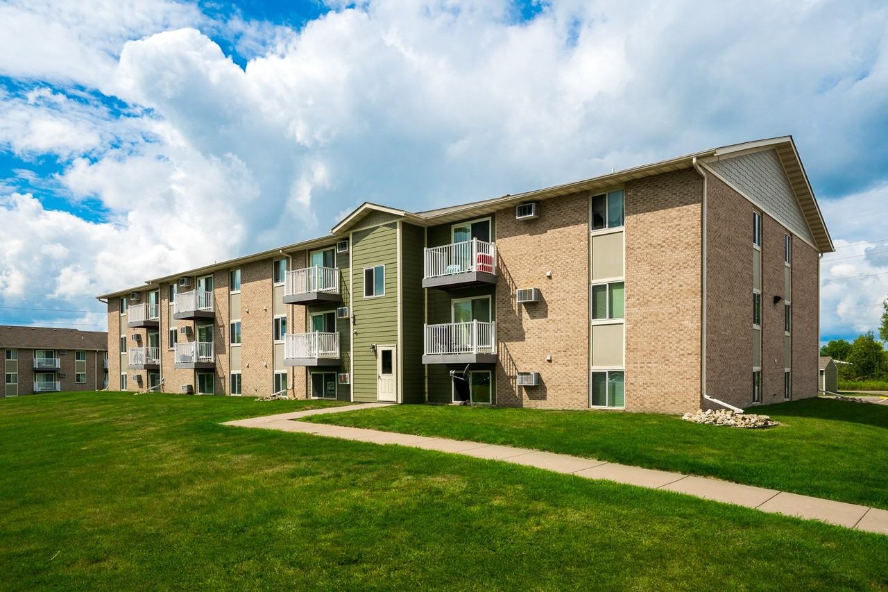 Seven Pines Apartments - Photo 3 of 15