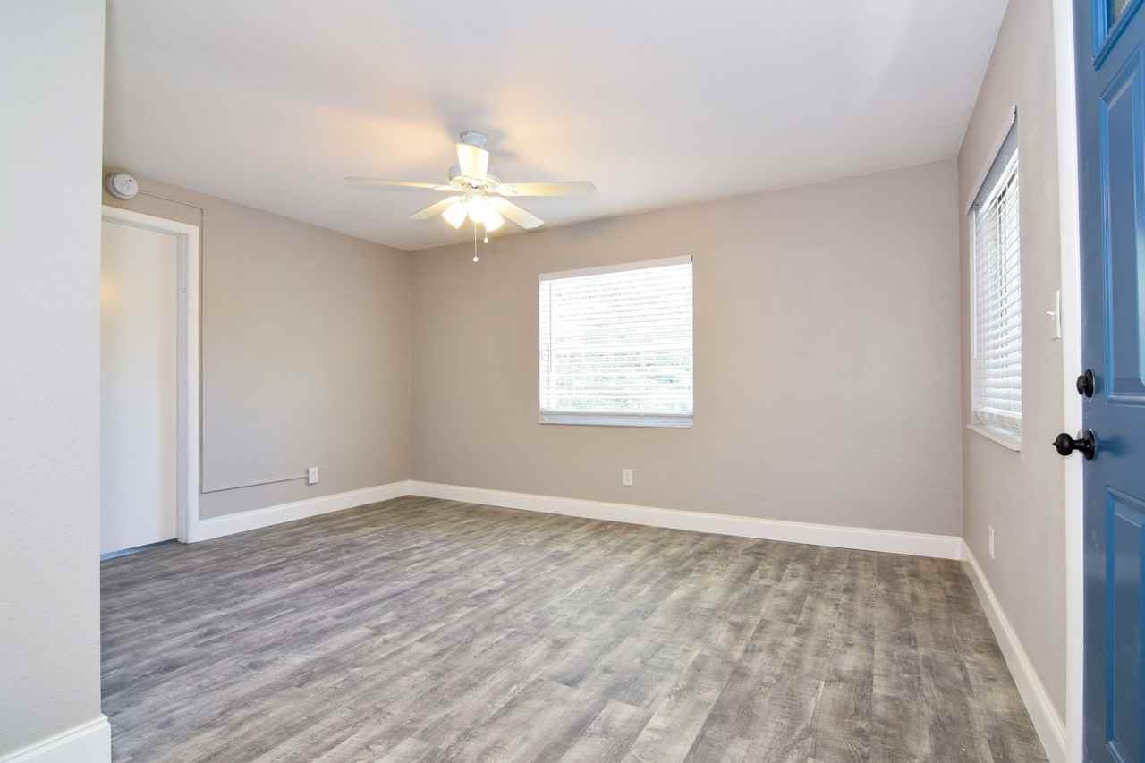 Condominium Grade Apartment in Old Northeast - Photo 3 of 9