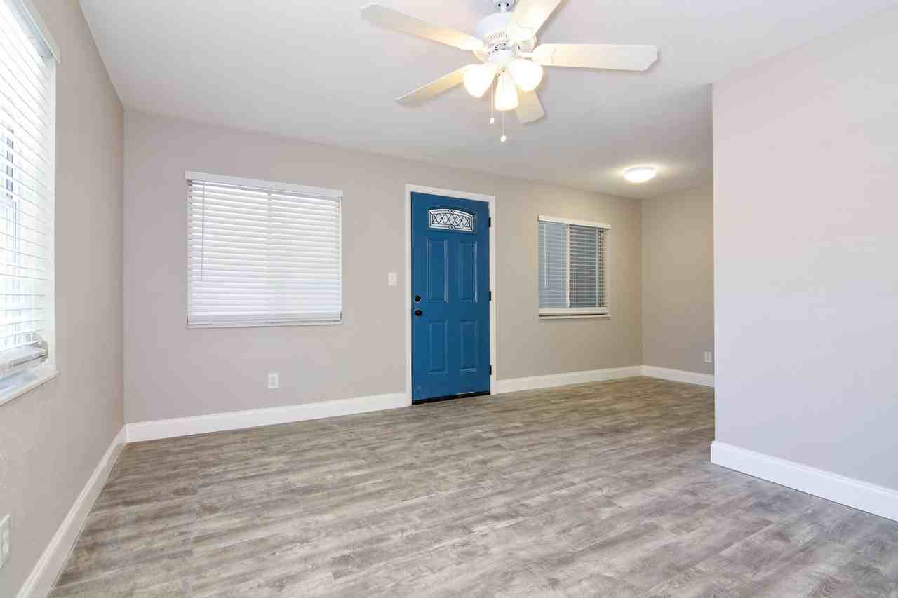 Condominium Grade Apartment in Old Northeast - Photo 4 of 9