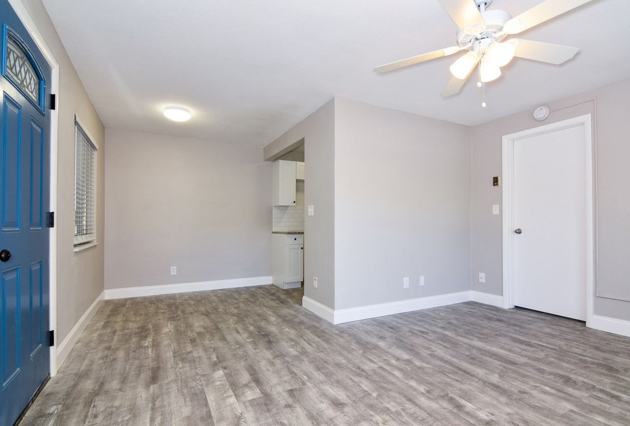 Condominium Grade Apartment in Old Northeast - Photo 5 of 9