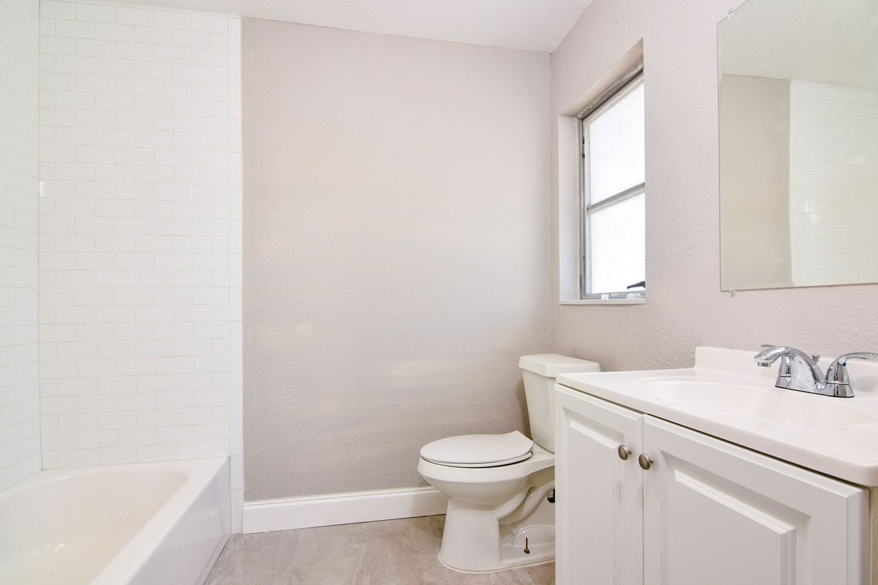 Condominium Grade Apartment in Old Northeast - Photo 6 of 9