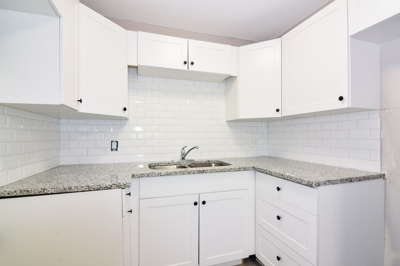 Condominium Grade Apartment in Old Northeast - Photo 7 of 9