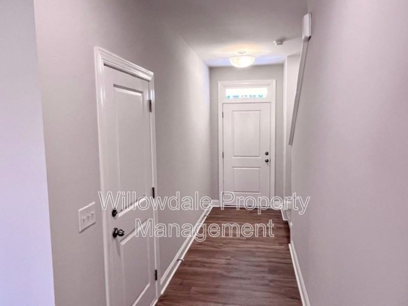 521 Barrington Row Ave #521 - Photo 4 of 27