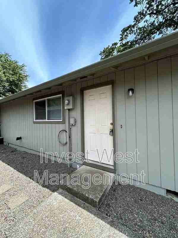 2737 H St - Photo 2 of 18