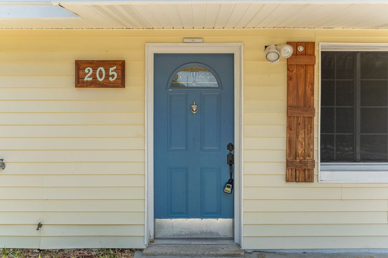 205 Pine St - Photo 4 of 31
