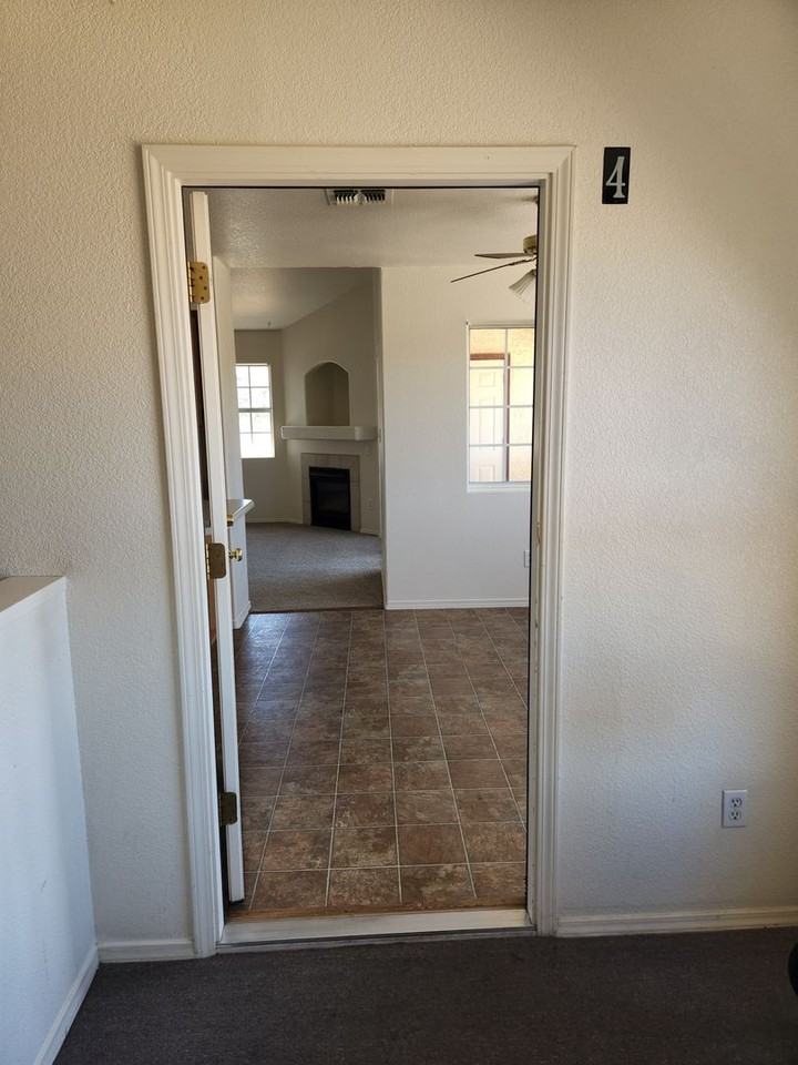 512 W Longhorn Rd - Photo 2 of 18