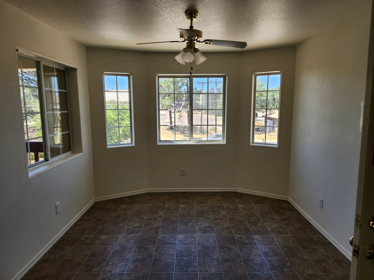 512 W Longhorn Rd - Photo 4 of 18