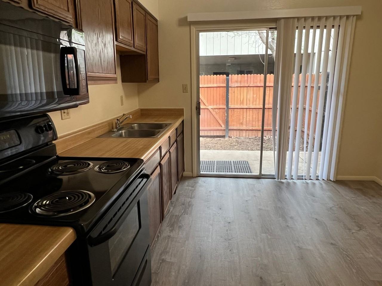 503 W 12th St - Photo 5 of 13
