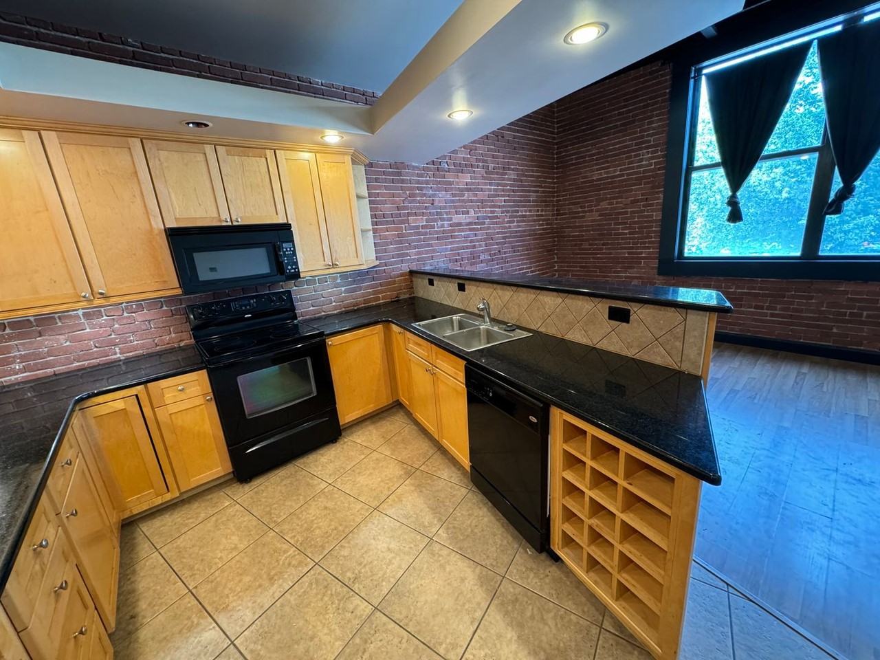 431 W Walnut St #B - Photo 6 of 19
