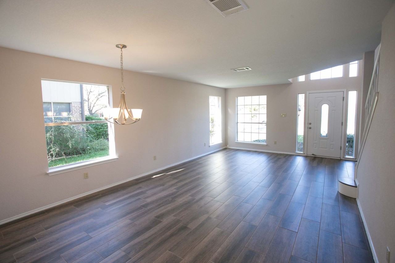 7901 Taranto Dr - Photo 6 of 33