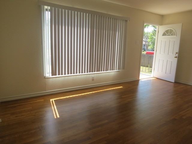 4614 Crockett St - Photo 4 of 9