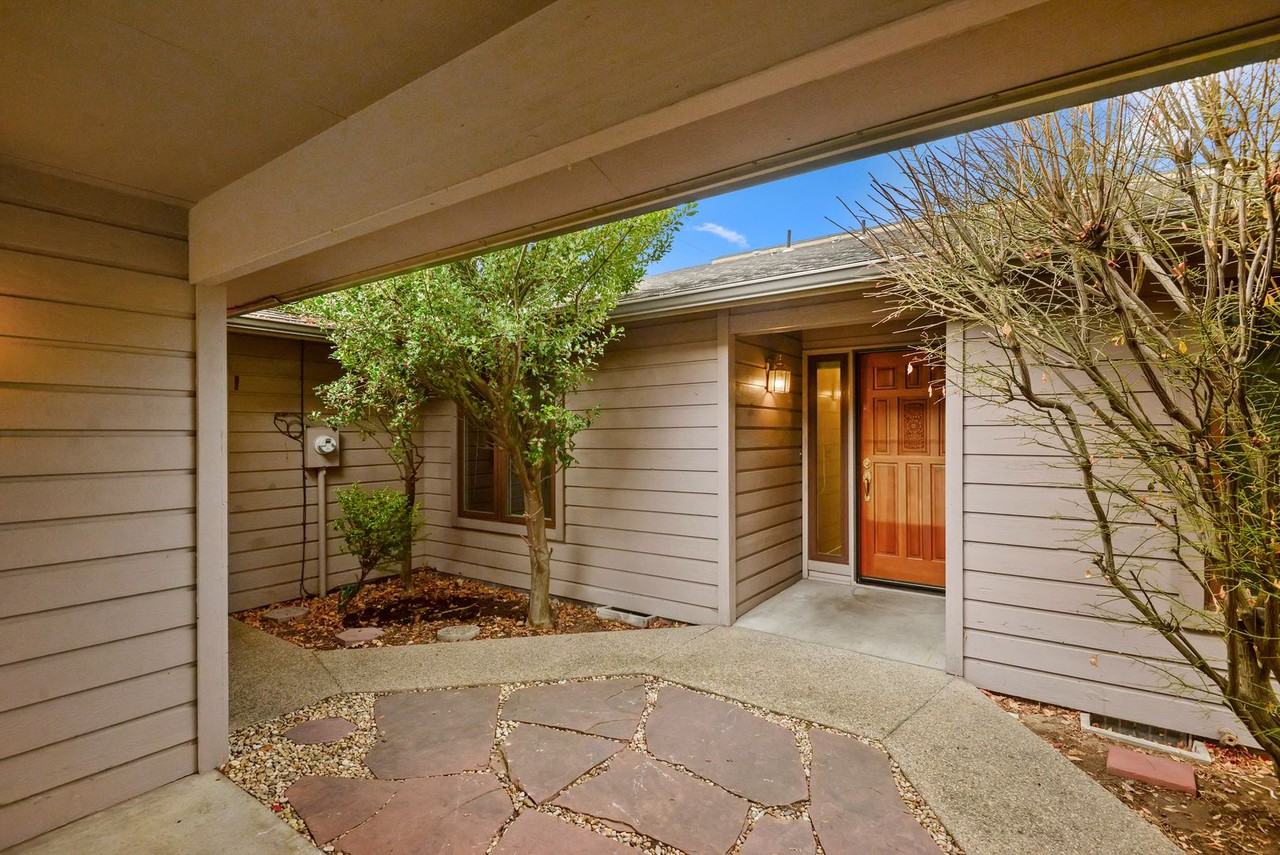 3165 W Catalina Ln - Photo 2 of 44