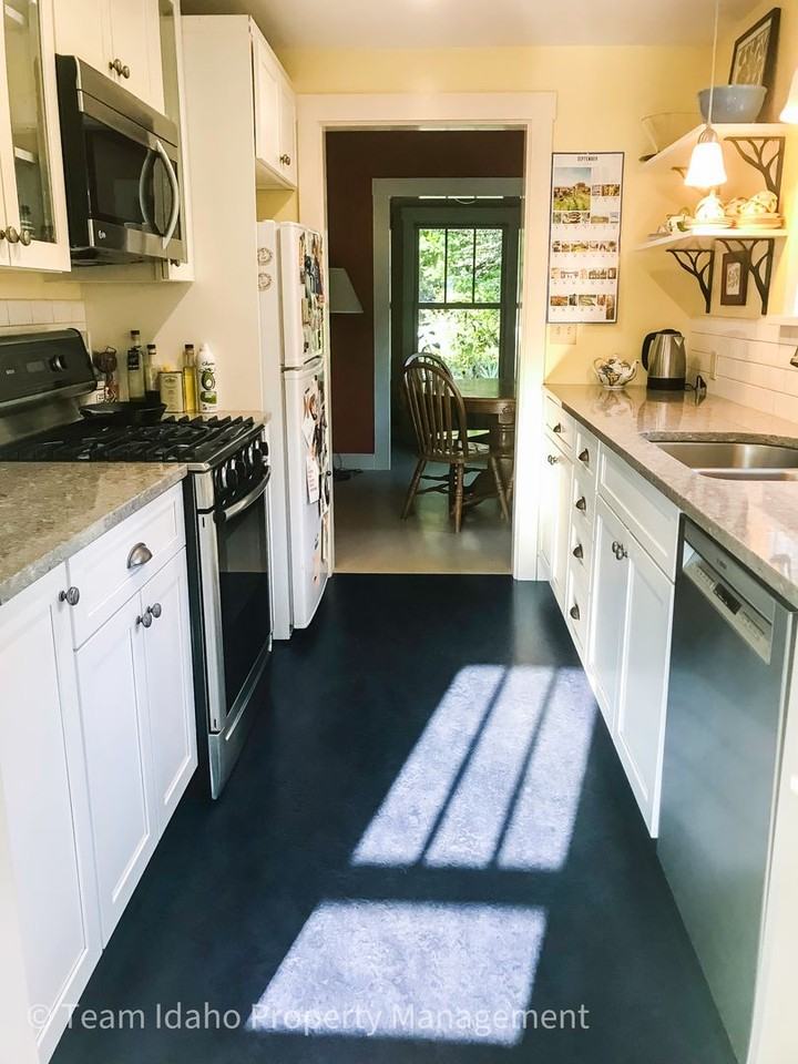 512 N Lincoln St - Photo 3 of 32