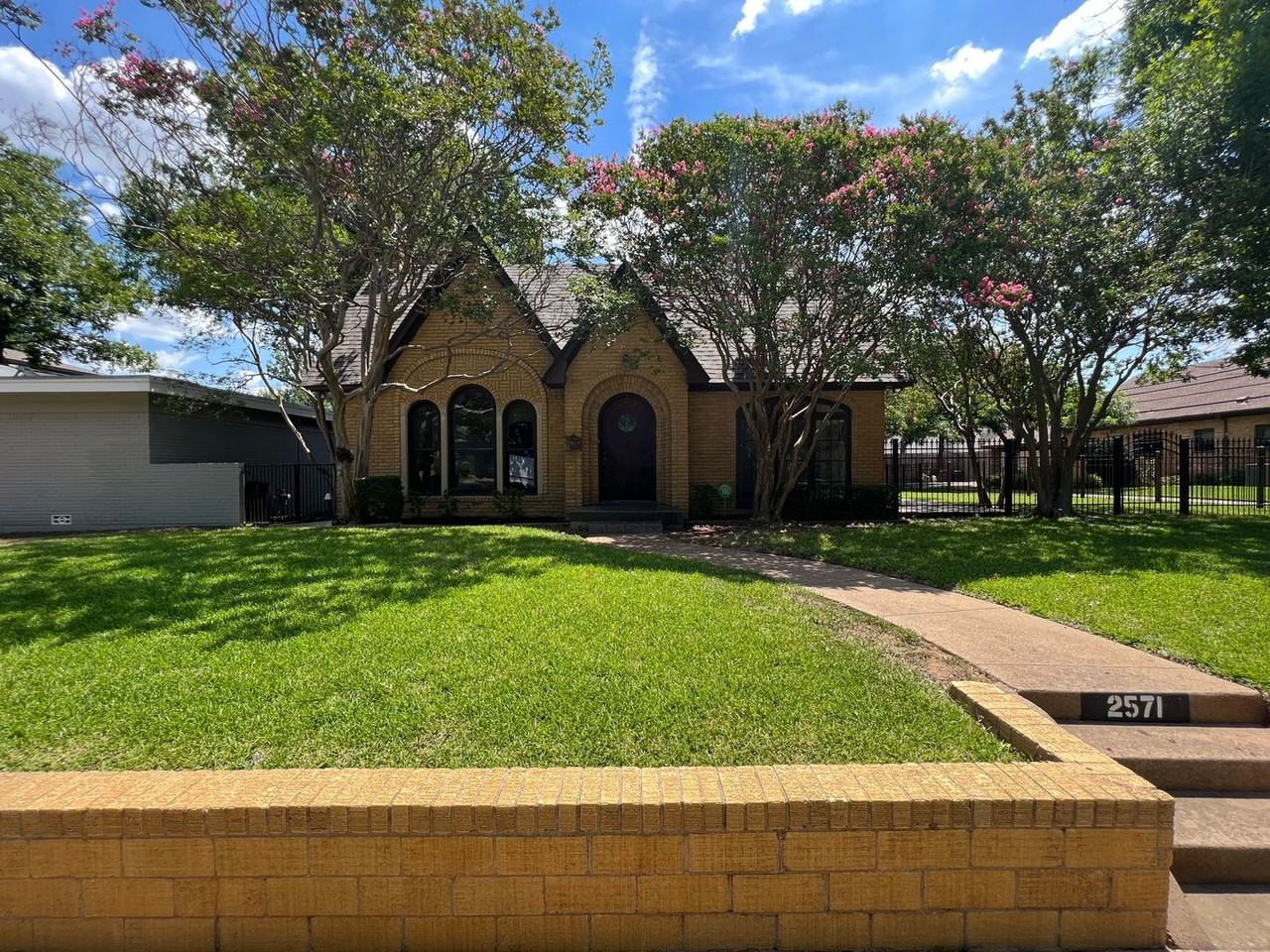 2571 Waits Ave - Photo 2 of 48