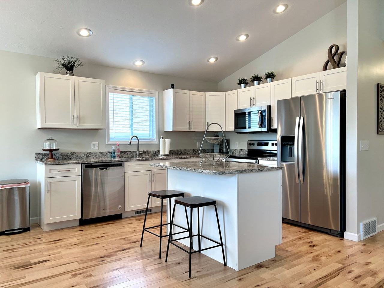 820 Sienna St - Photo 3 of 35