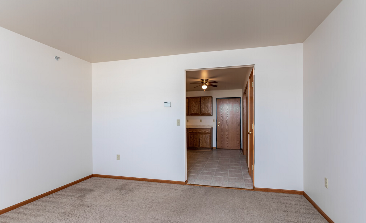 Colonial Manor Apartments - Photo 6 of 33