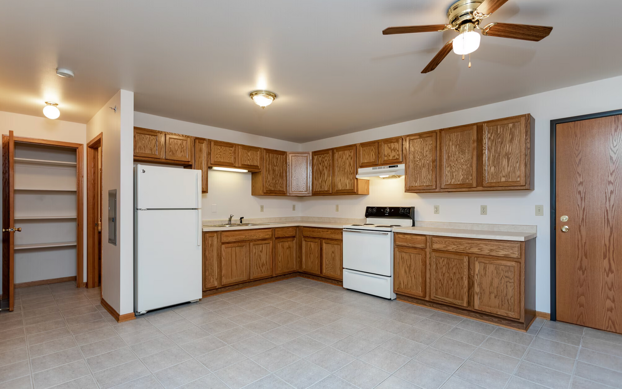 Colonial Manor Apartments - Photo 7 of 33
