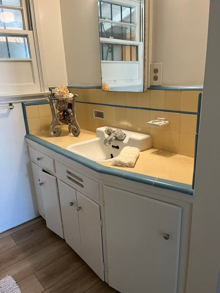 1115 Washburn Ave - Photo 2 of 6