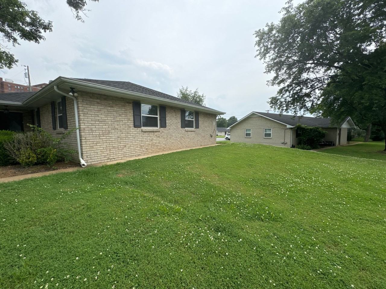 382 Monaco Dr - Photo 2 of 10