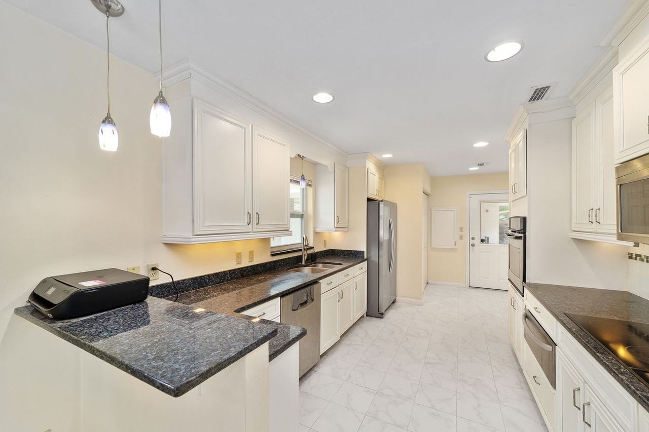 1716 Nw 22nd St - Photo 3 of 43