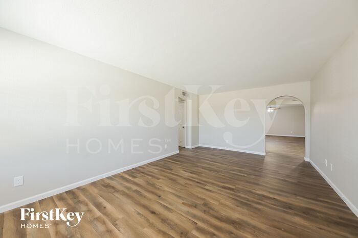 1419 W Ross Ave - Photo 3 of 15