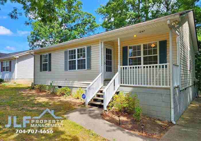 1247 Forest Park Dr - Photo 2 of 28