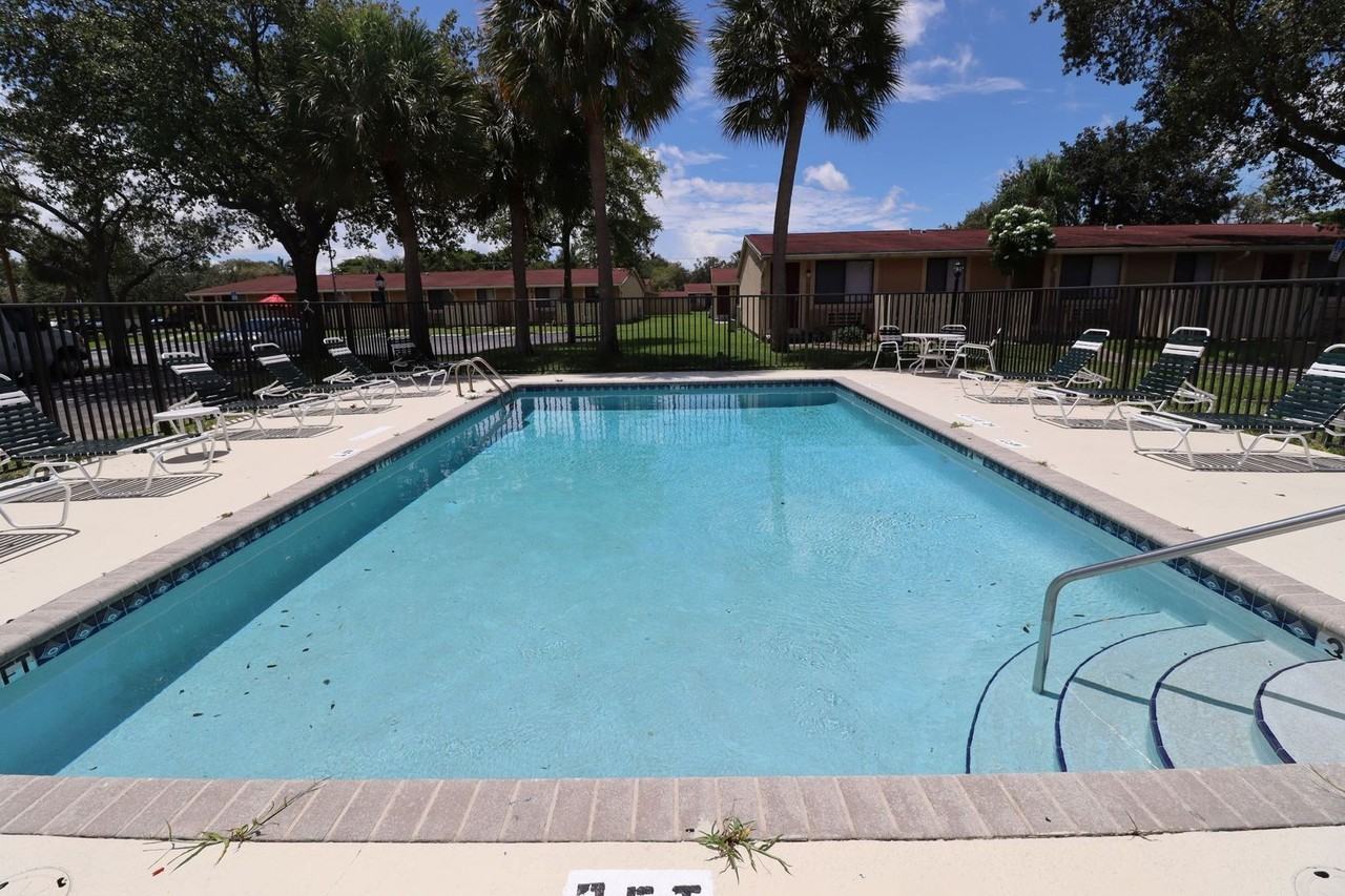 10015 South Nob Hill Circle - Photo 7 of 9