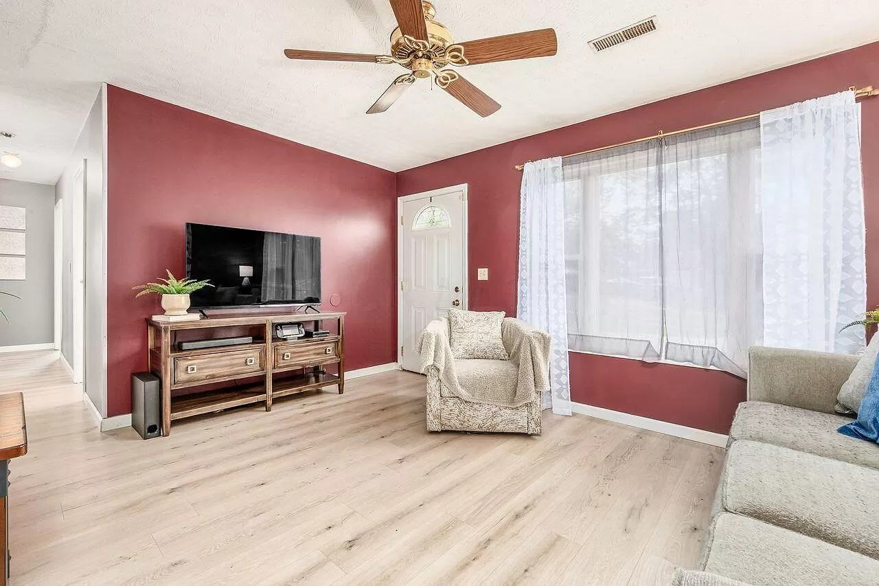 415 Hillview Drive - Photo 3 of 20