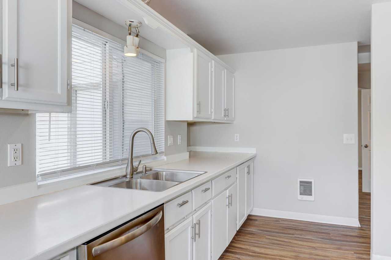 2322 E Dewey Ave - Photo 3 of 29