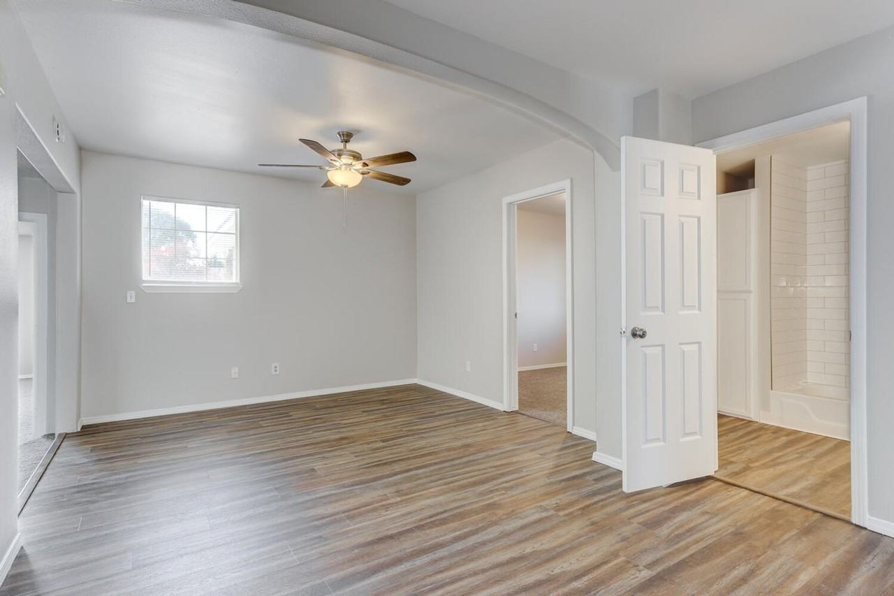 2322 E Dewey Ave - Photo 7 of 29