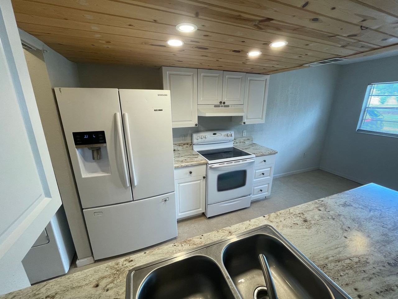 6719 Congress St - Photo 5 of 11