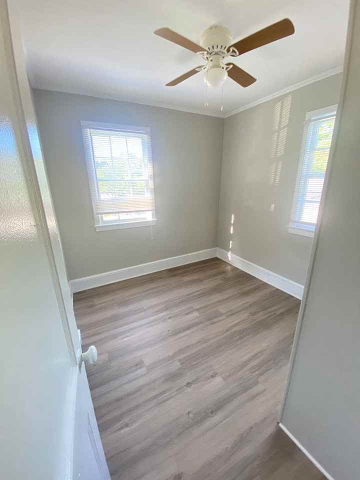 801 Oval St - Photo 4 of 11